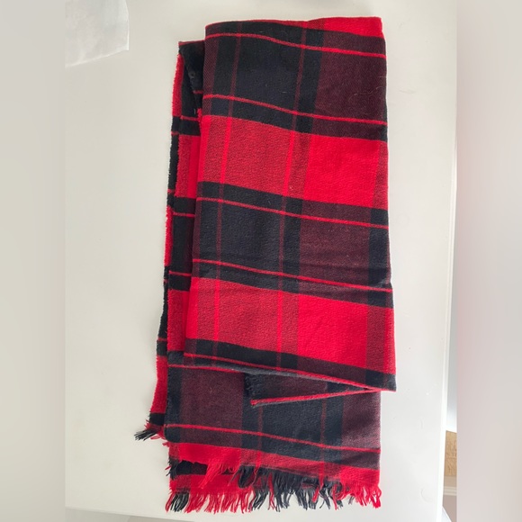 Abercrombie red and black checkered scarf - Picture 2 of 2
